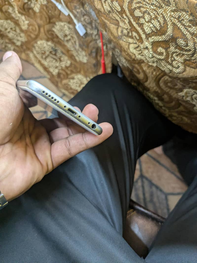 Apple iPhone 6S 4