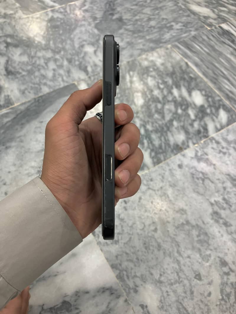 Apple iPhone 16 Pro Max 2