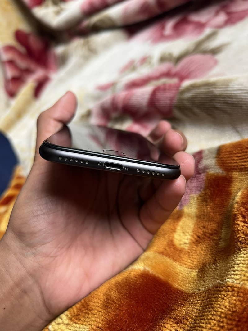 Apple iPhone 8 3