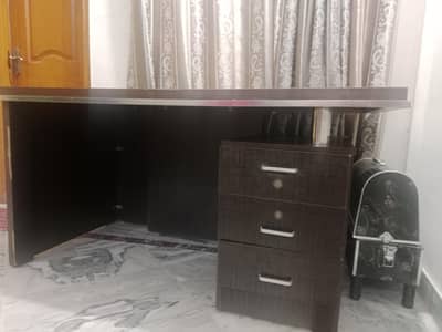 آفس ٹیبل