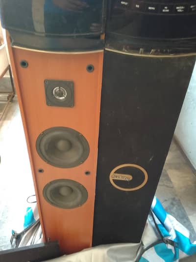 2 audionic speakers and 1 Amplifier for sale