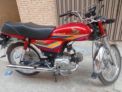 Red colour Honda 70  condition 10/10