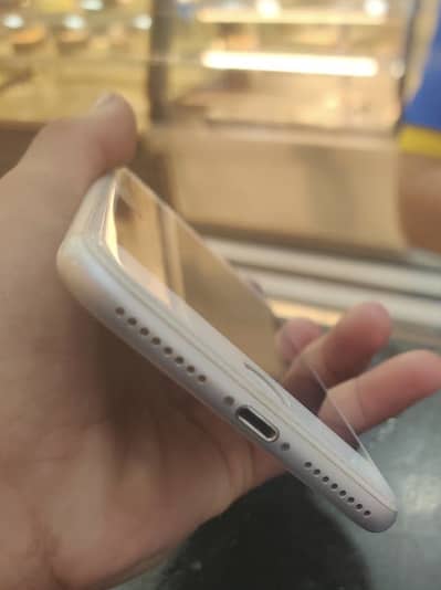 iPhone 8plus mobile hai kesi ko be chay hai tu munasib kar ka meel