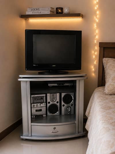 TCL 32" LED TV with Built-in DVD/CD Player – Good Condition