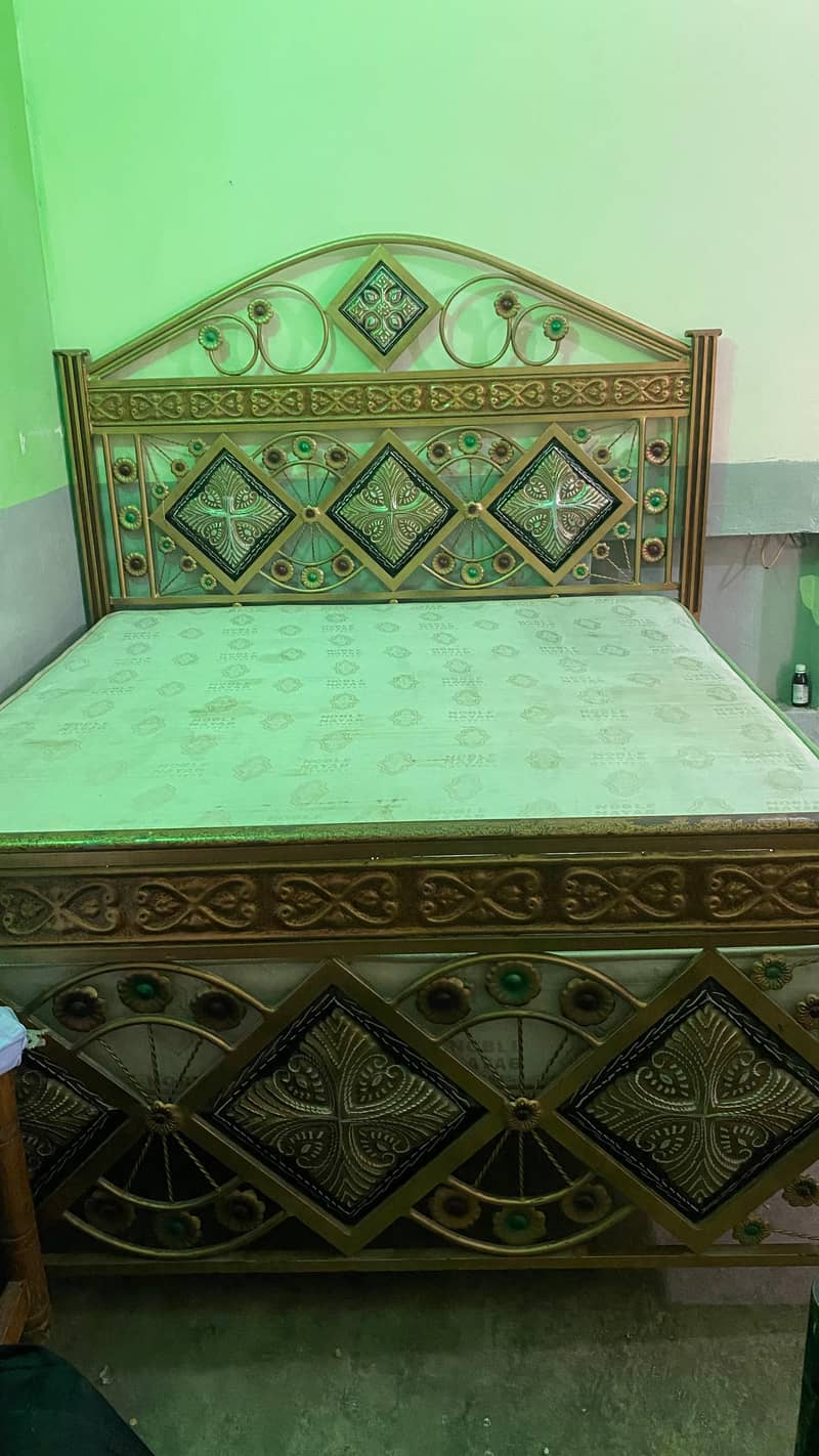 iron bed 0