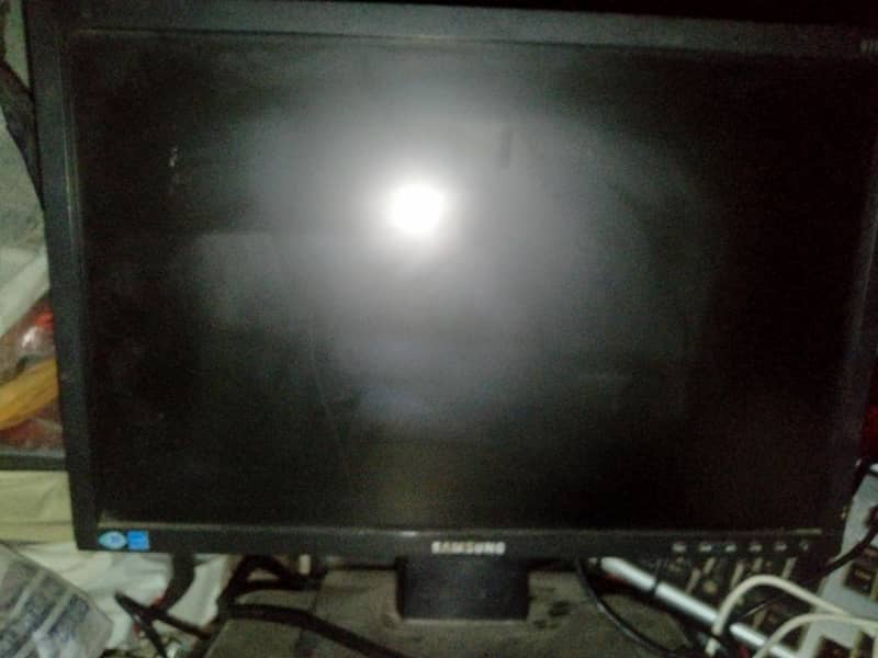 compelet computer setup with lcd keybored 0