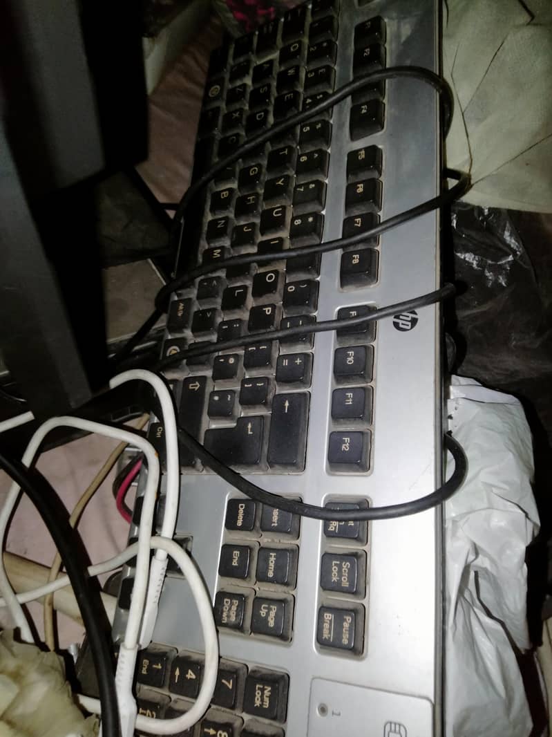 compelet computer setup with lcd keybored 1