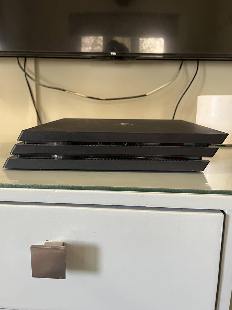 PS4 pro 1TB 2
