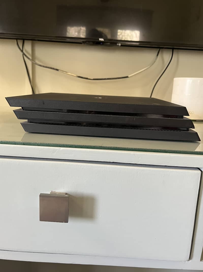 PS4 pro 1TB 4