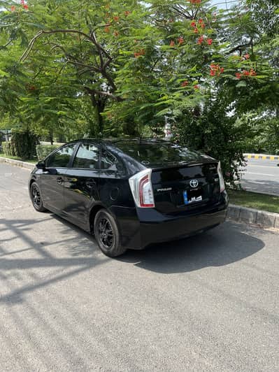 Toyota Prius 2014 3.5 grade excellent condition