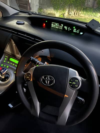 Toyota Prius 2014 3.5 grade excellent condition