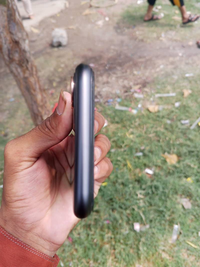 Apple iPhone 11 3
