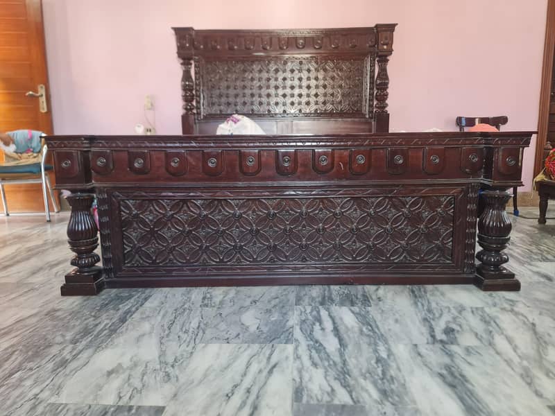 King size bed 0