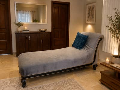 Beautiful excellent new like condition elegant colour scheme