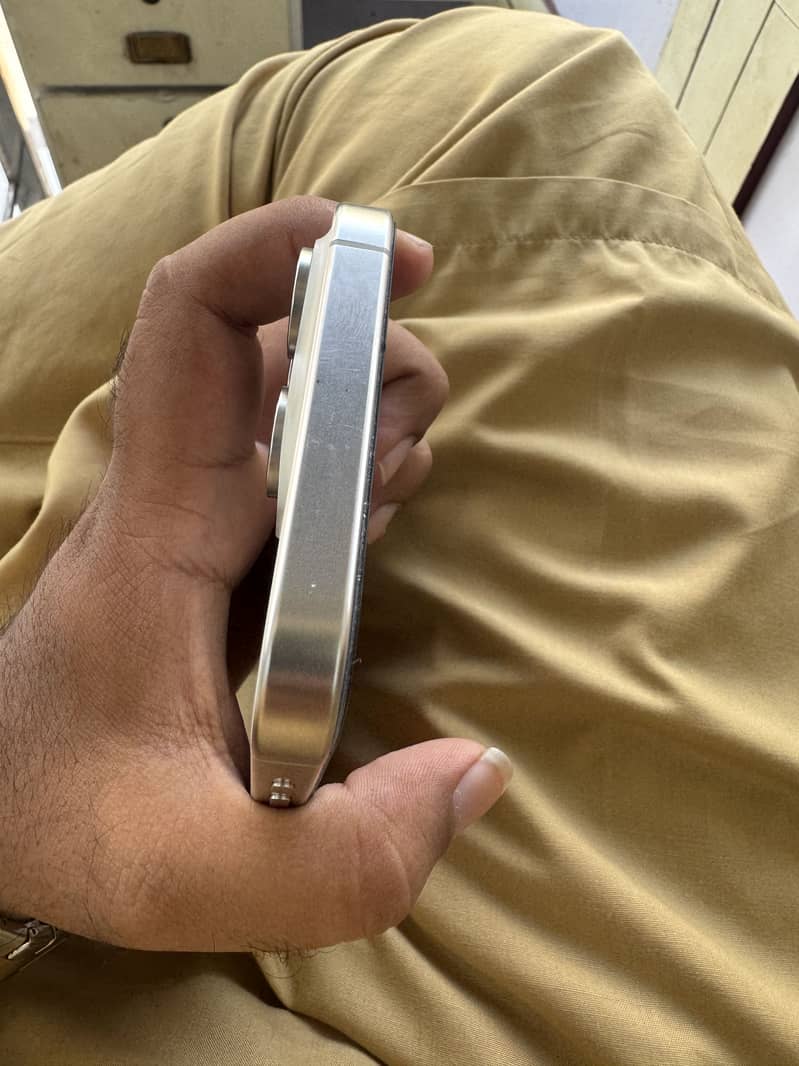 Apple iPhone 15 Pro Max 2