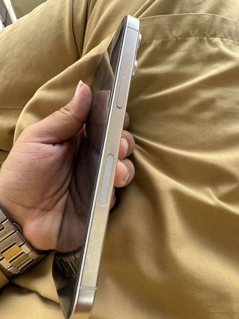 Apple iPhone 15 Pro Max 4
