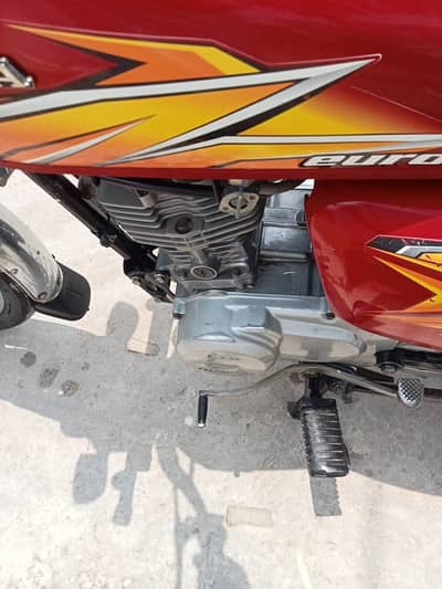 Honda 125 red color