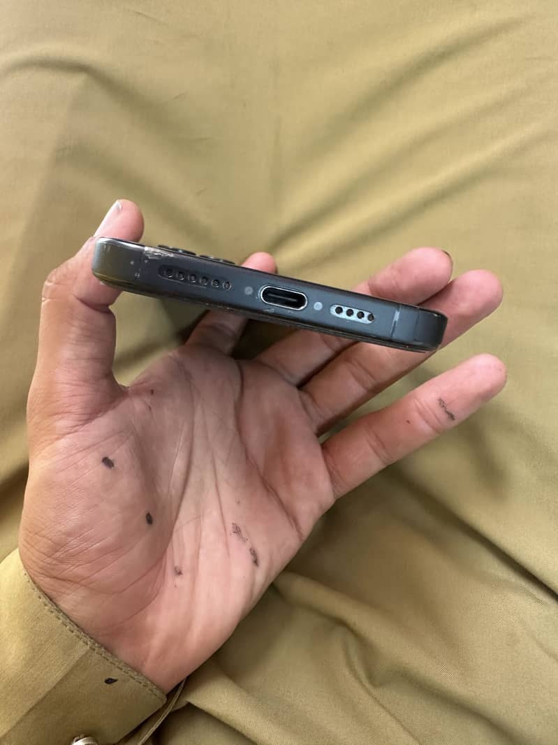 Apple iPhone 15 Pro Max 4