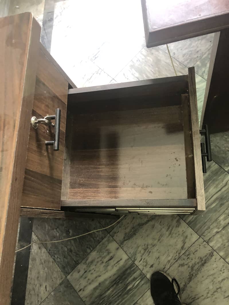 Heavy-duty computer table 2