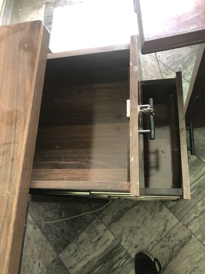 Heavy-duty computer table 4