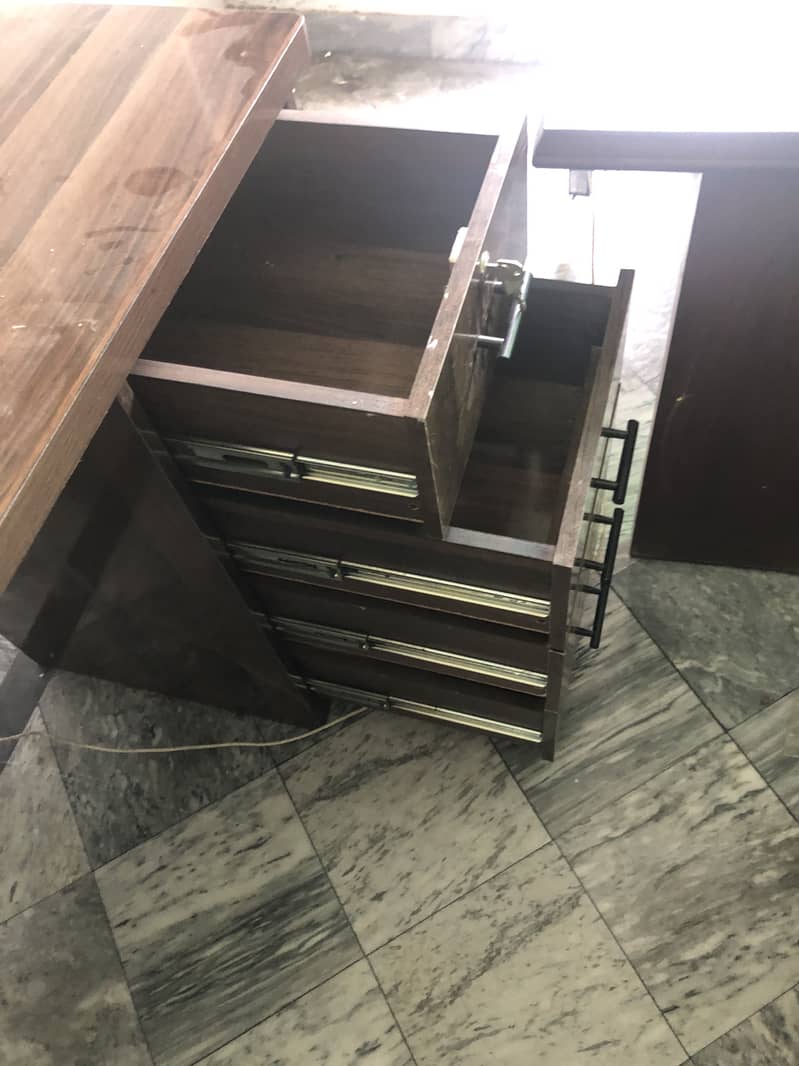 Heavy-duty computer table 6