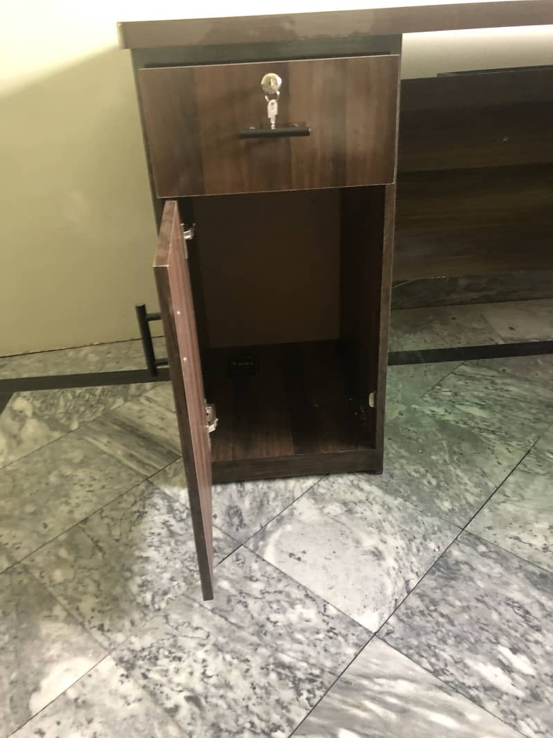 Heavy-duty computer table 7