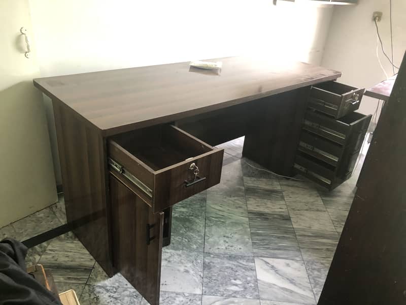 Heavy-duty computer table 9