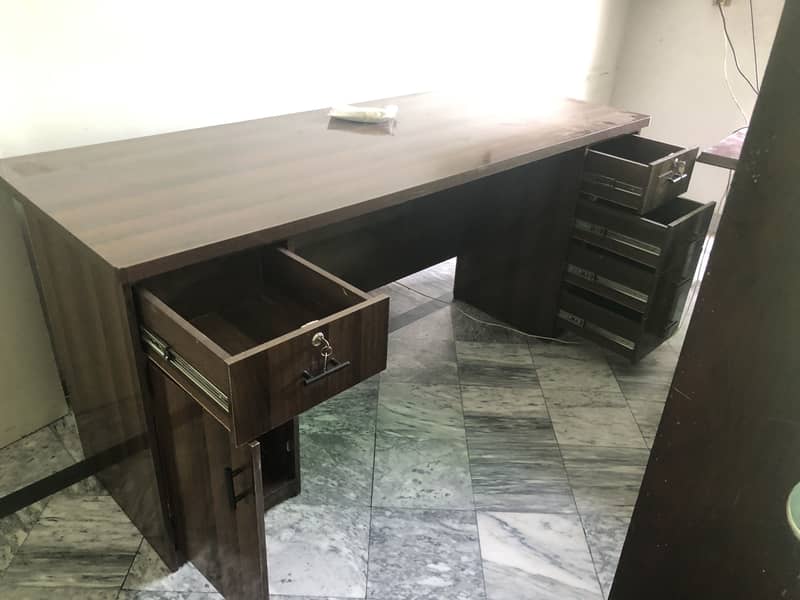 Heavy-duty computer table 10