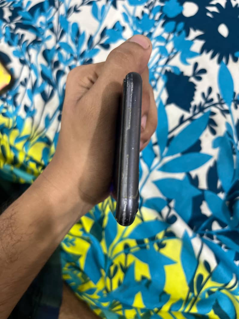 Apple iPhone 11 4