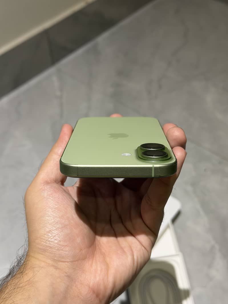 Apple iPhone 17 Complete Box 2