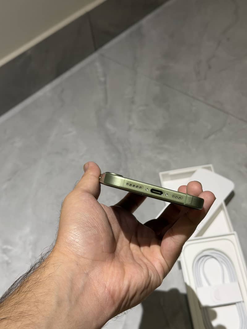 Apple iPhone 17 Complete Box 3
