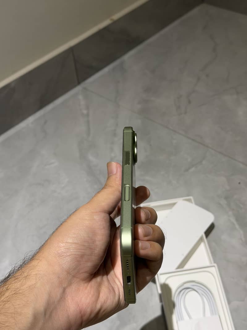 Apple iPhone 17 Complete Box 4
