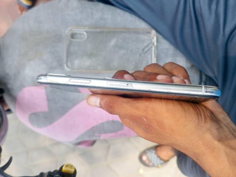 Apple iPhone X 4