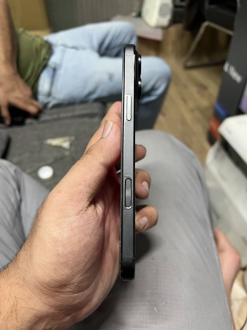 Apple iPhone 16 Pro Max 4