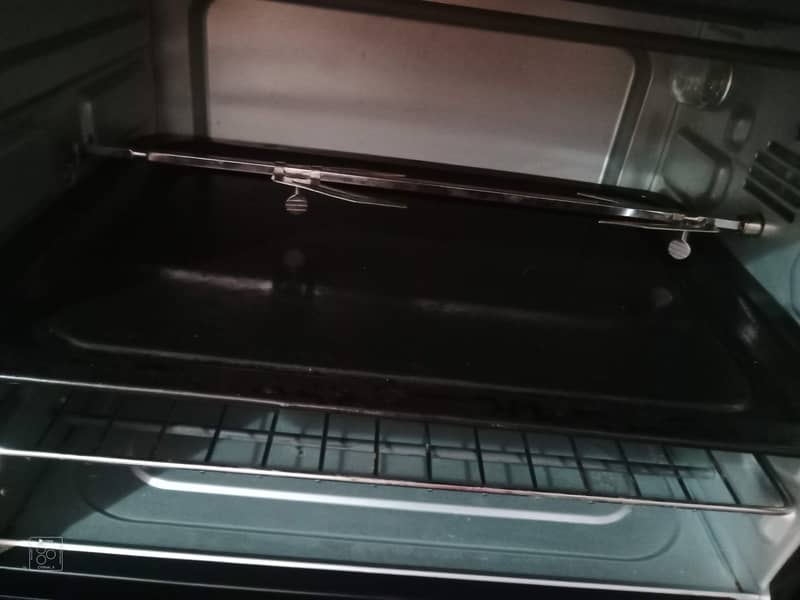Baking oven 10