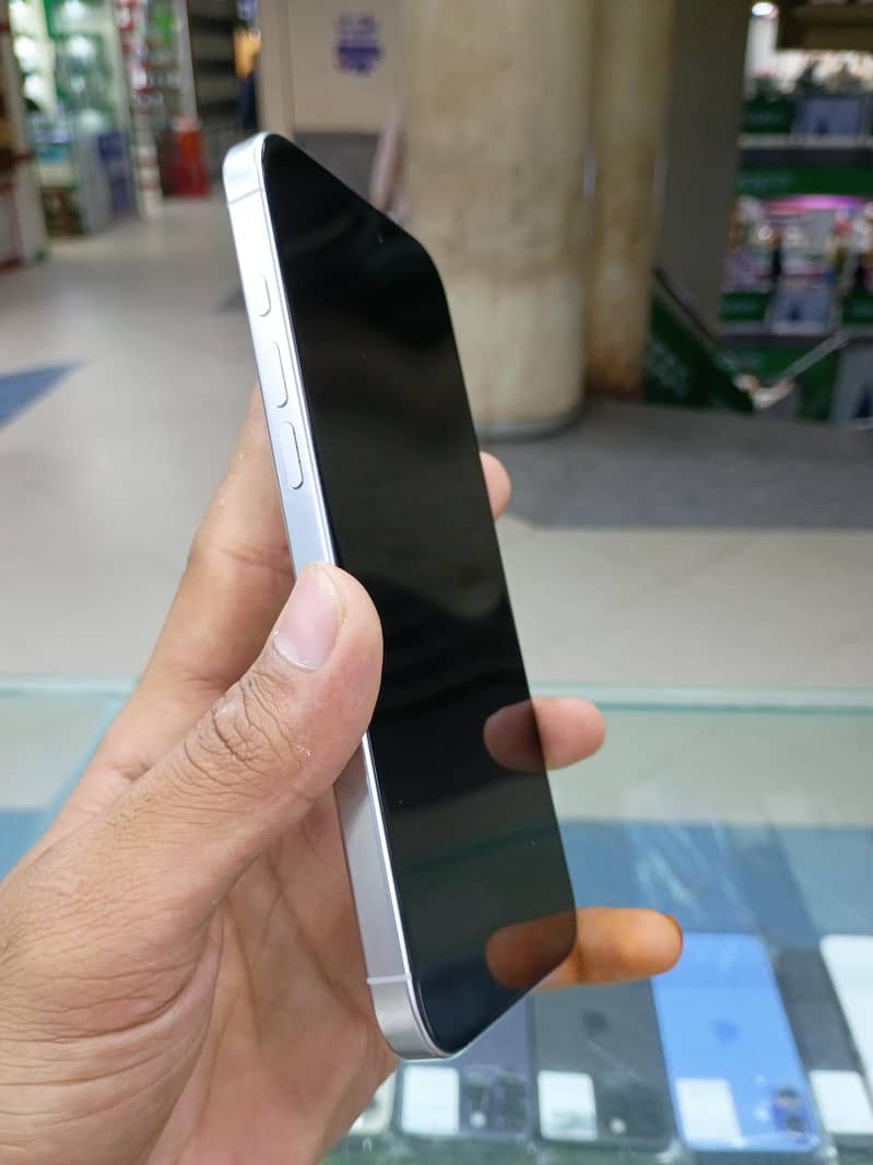 Apple iPhone 16 Pro Max 1