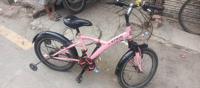 BMX  CYCLE  FOR 10 TO 12 YEARS CHILD condition 9/10 hai