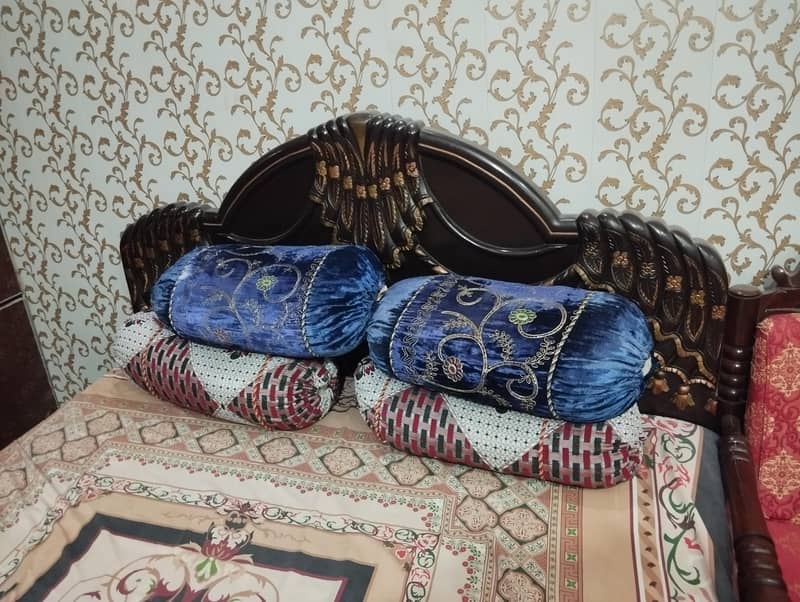 king size Bed 0