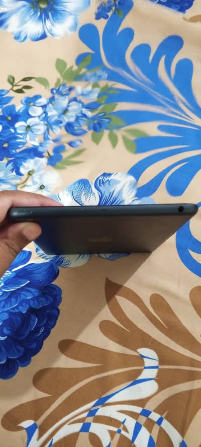 ipad Dubai sa aaya ha  exchange bi ho jay ga achy phone sa