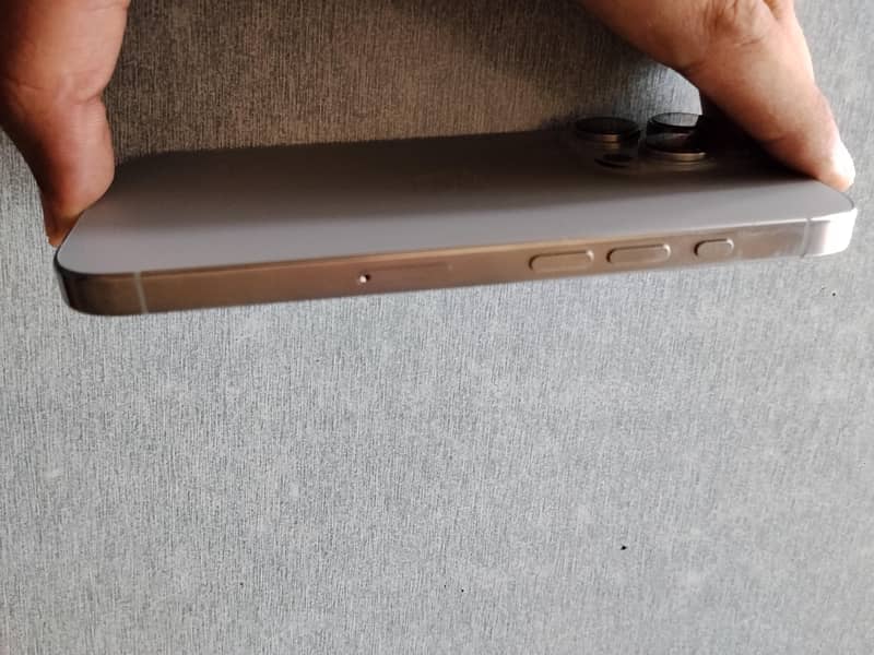 Apple iPhone 16 Pro 3