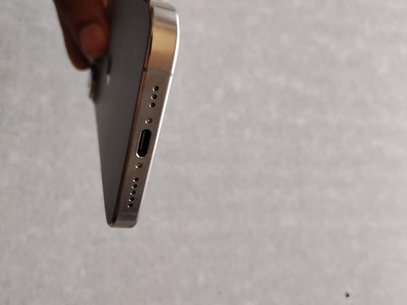 Apple iPhone 16 Pro 4