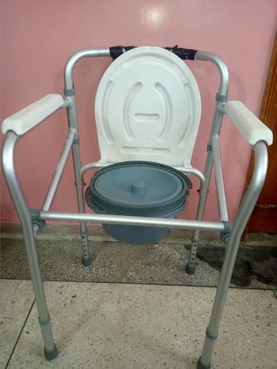 Portable Commode Chair – Adjustable Height