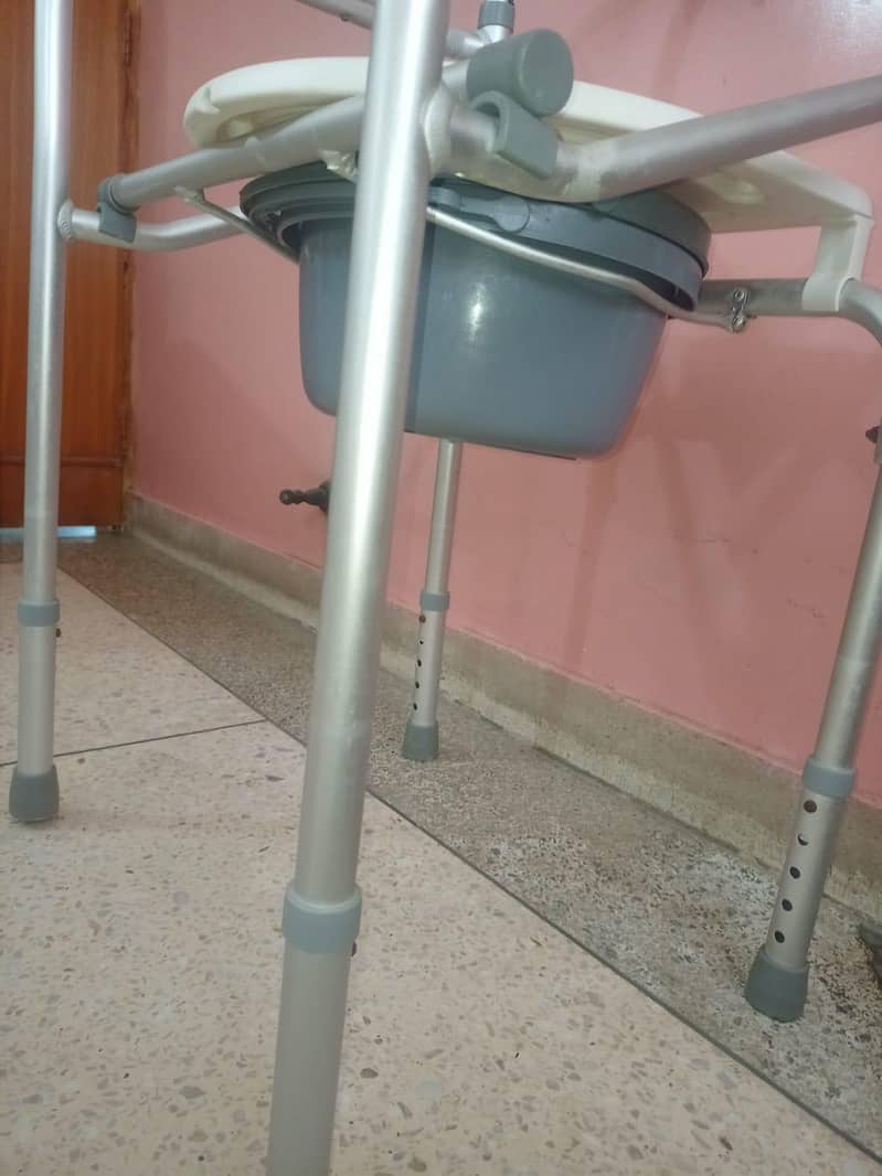 Portable Commode Chair – Adjustable Height 3