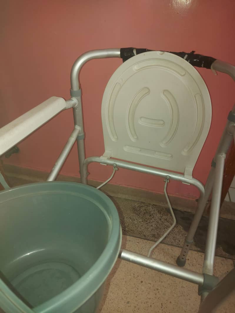 Portable Commode Chair – Adjustable Height 4
