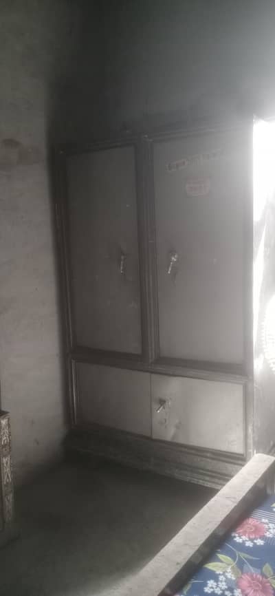 iron ki wazni almari hy