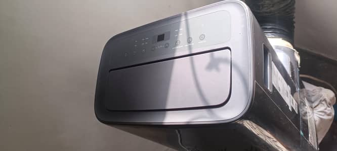 Portable New condition Ac 0.75 ton midea toshiba