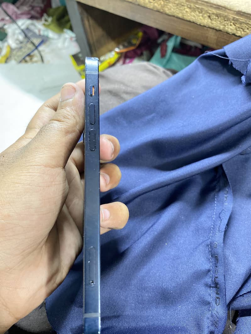 Apple iPhone 12 4
