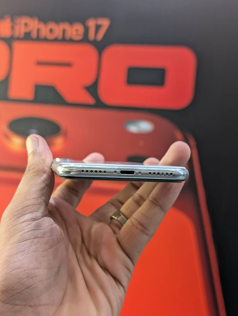 Apple iPhone X 3