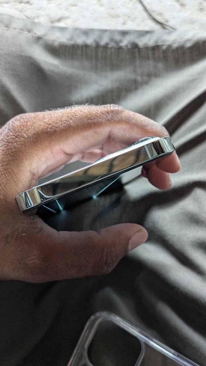 Apple iPhone 13 Pro Max 4