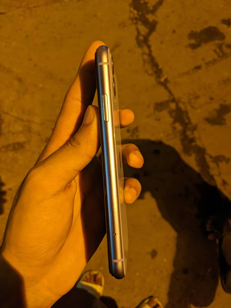 Apple iPhone 11 3